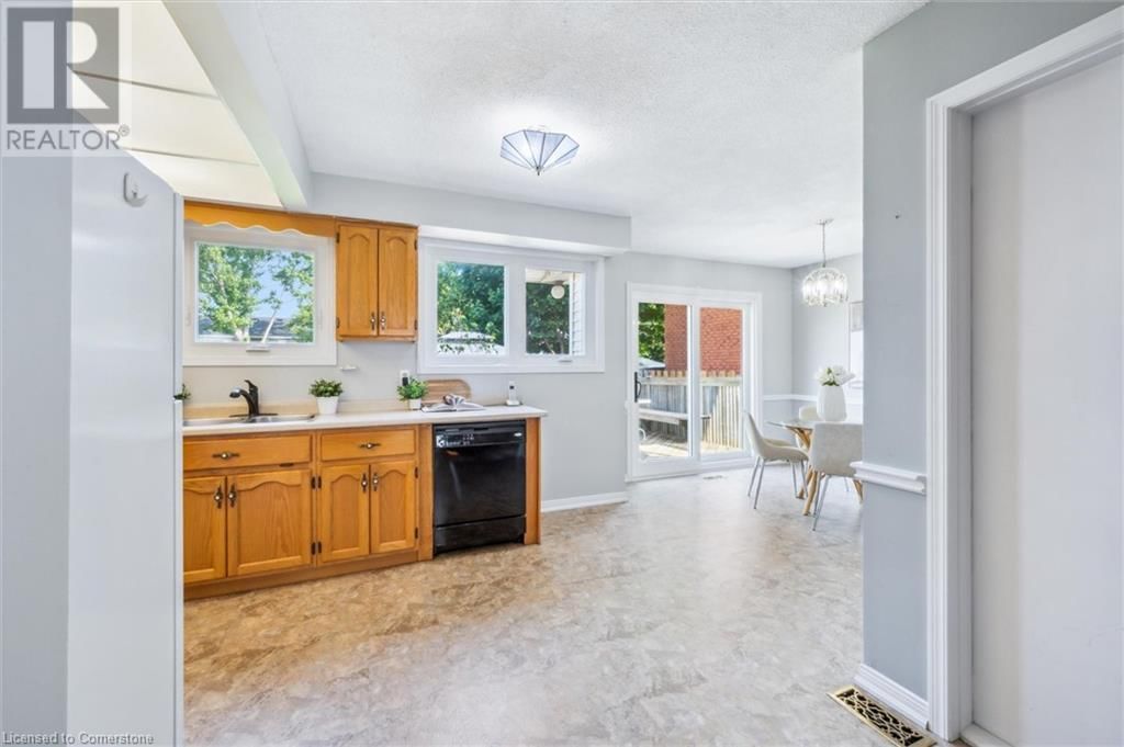 570 CHAMPLAIN BOULEVARD Image 7
