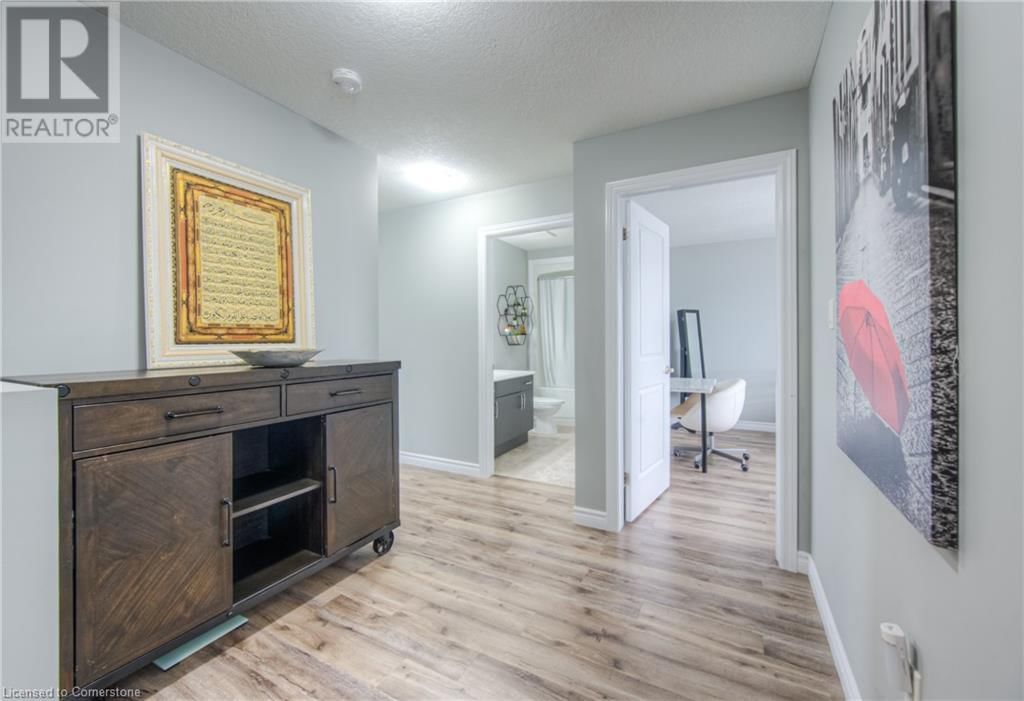 741 HOLLINGER AVENUE Image 19