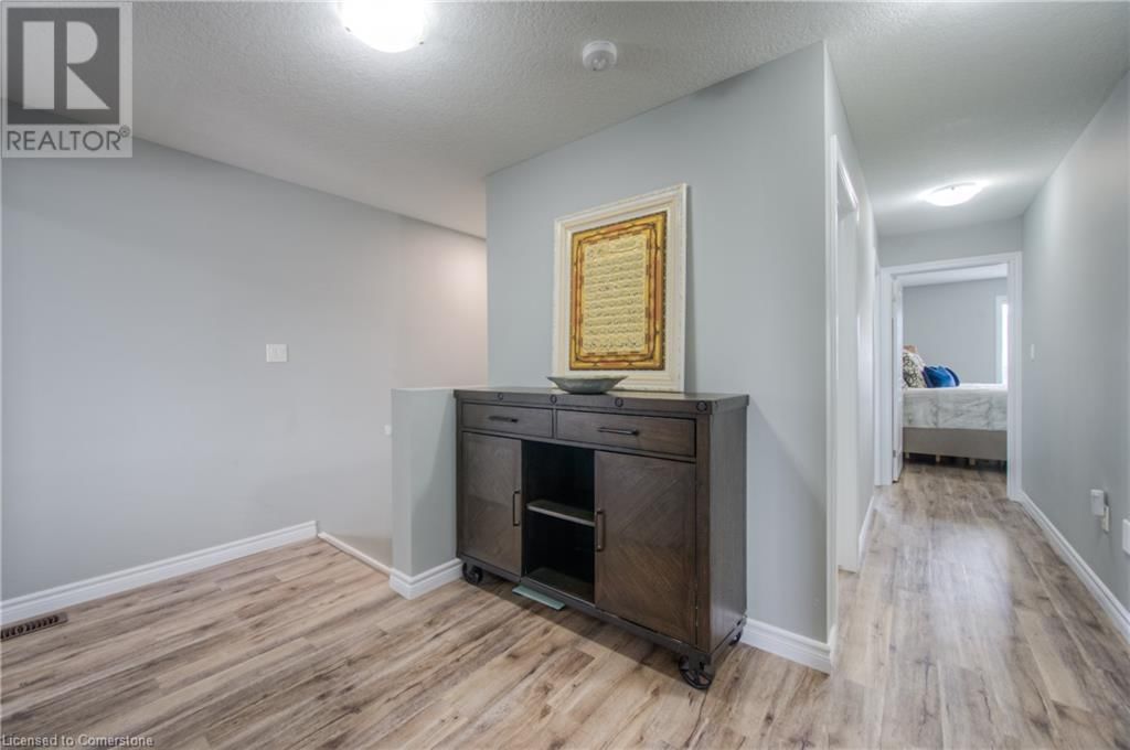 741 HOLLINGER AVENUE Image 20