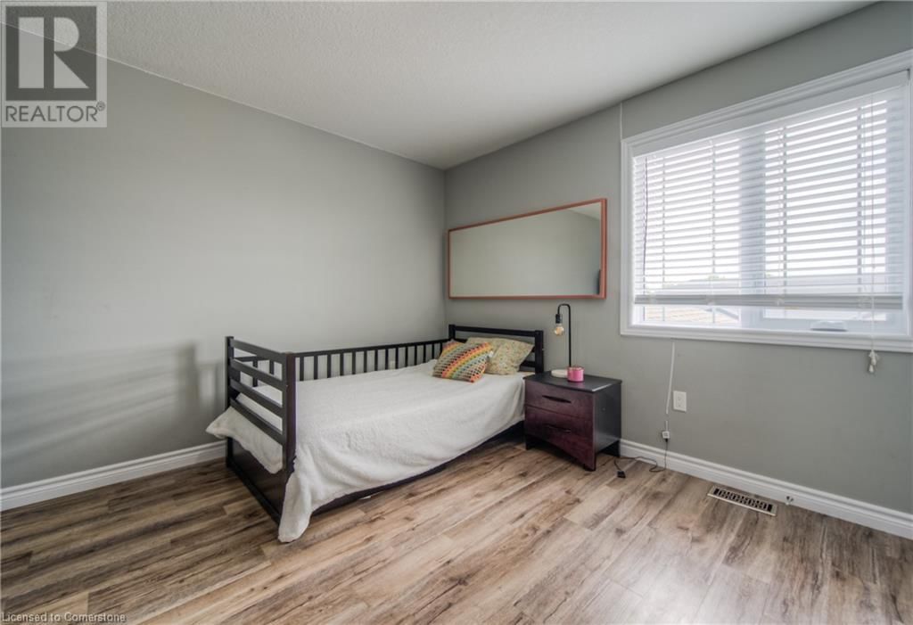 741 HOLLINGER AVENUE Image 22