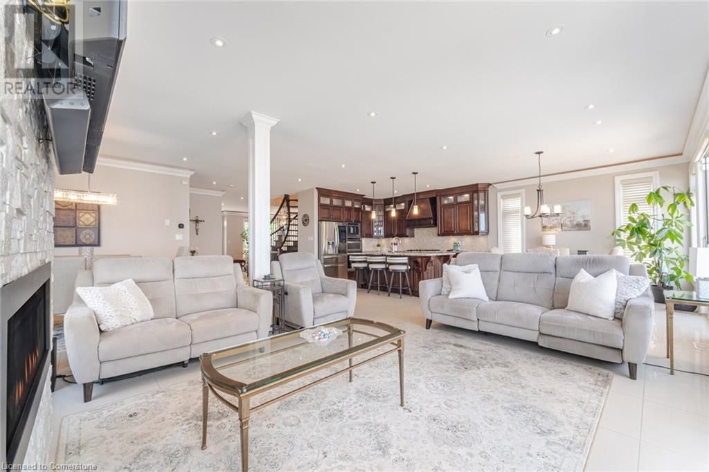 64 SEABREEZE CRESCENT Image 21