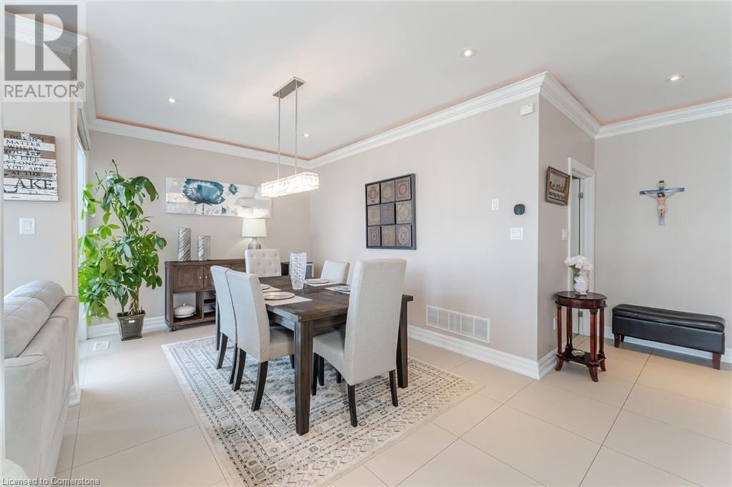 64 SEABREEZE CRESCENT Image 22