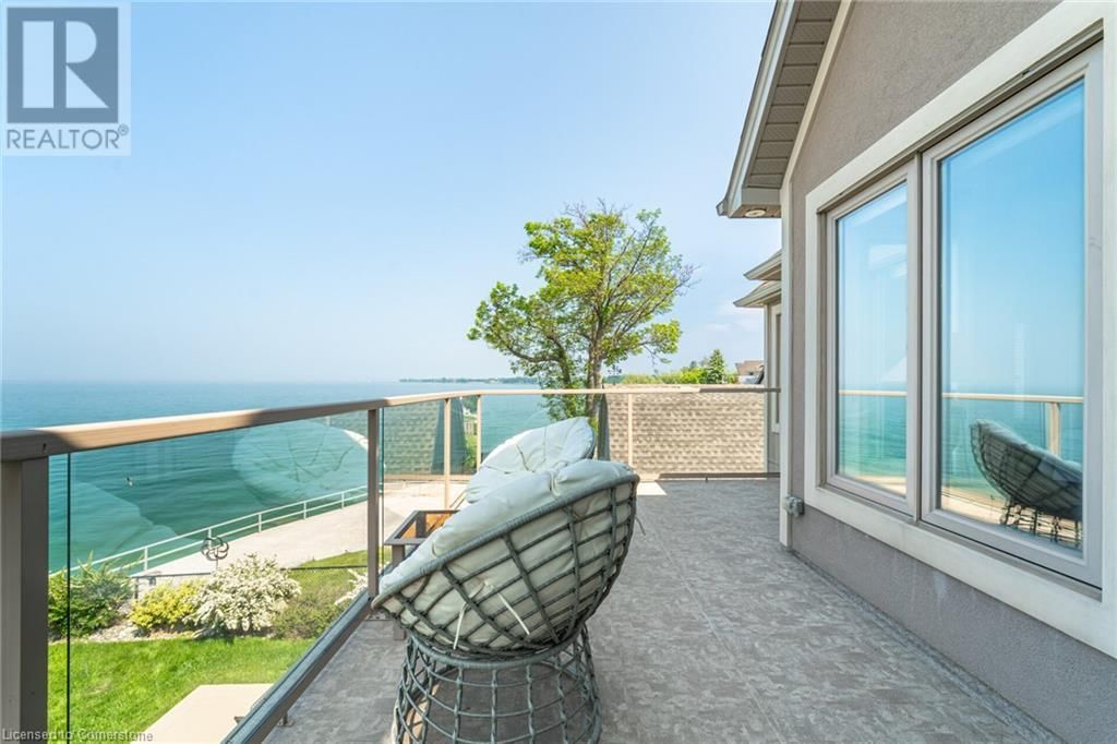 64 SEABREEZE CRESCENT Image 32