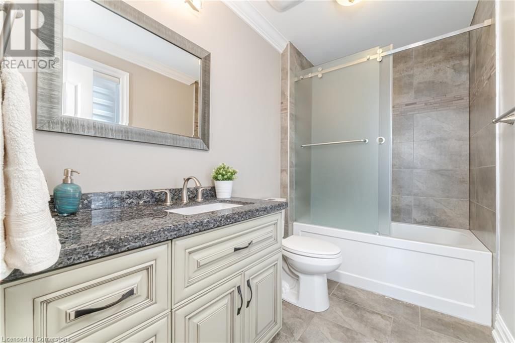 64 SEABREEZE CRESCENT Image 35