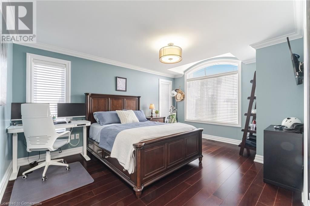 64 SEABREEZE CRESCENT Image 36