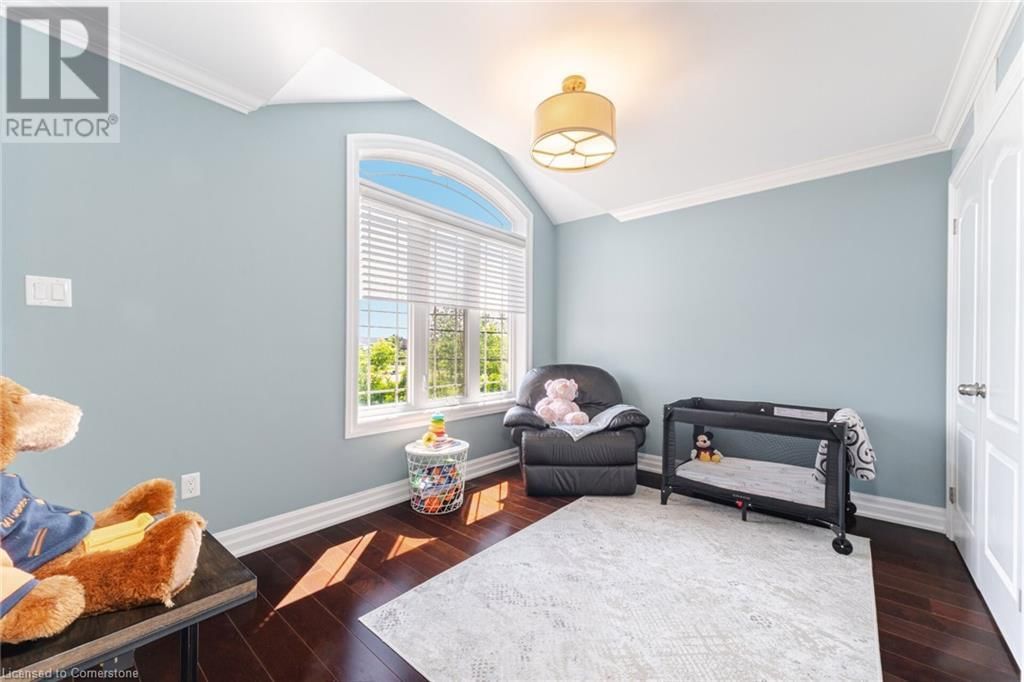 64 SEABREEZE CRESCENT Image 38