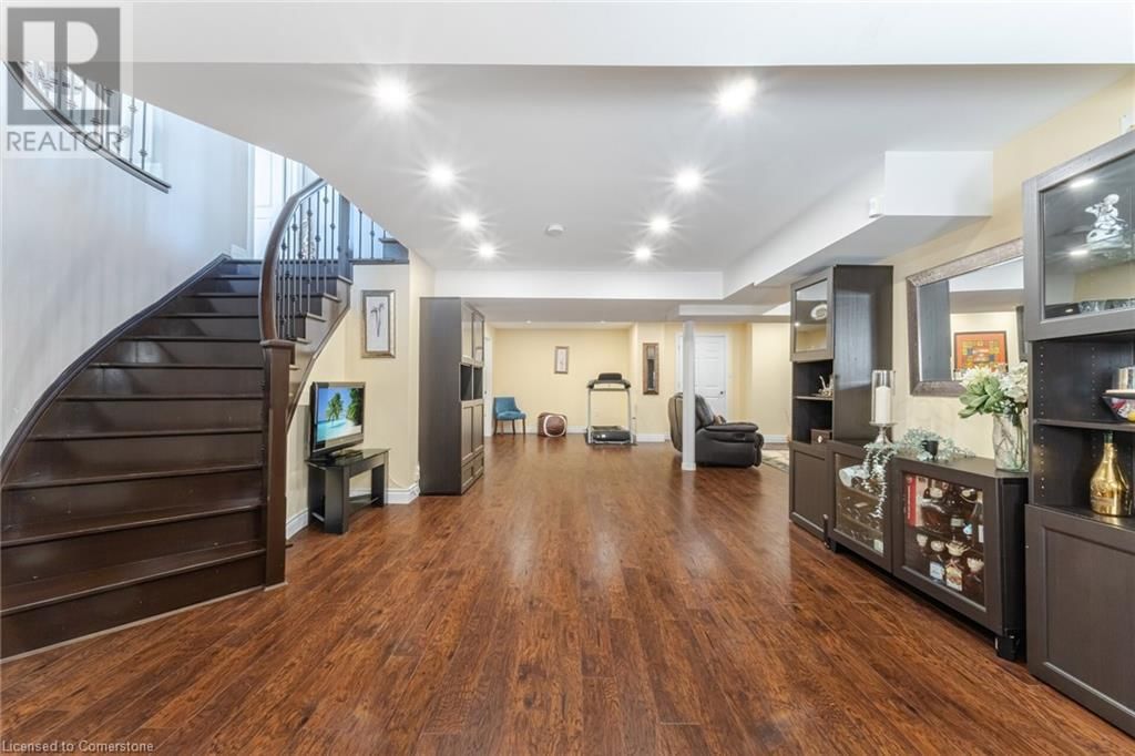 64 SEABREEZE CRESCENT Image 39