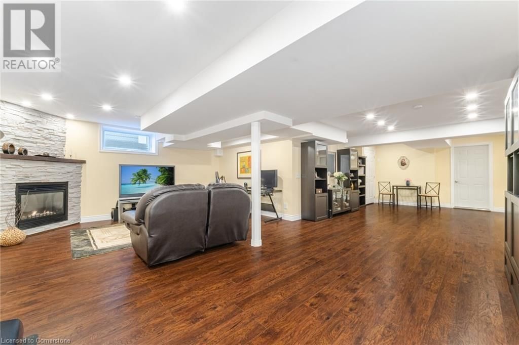 64 SEABREEZE CRESCENT Image 40