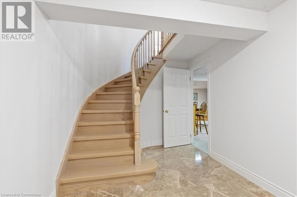 98 HUME DRIVE Image 32