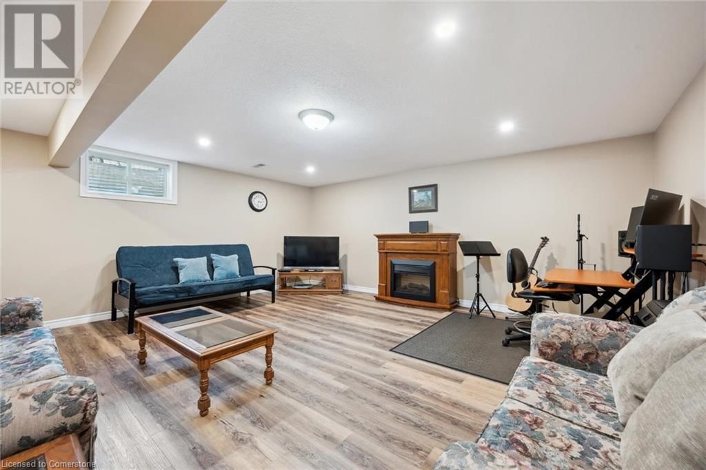 916 KEEWATIN PLACE Image 24
