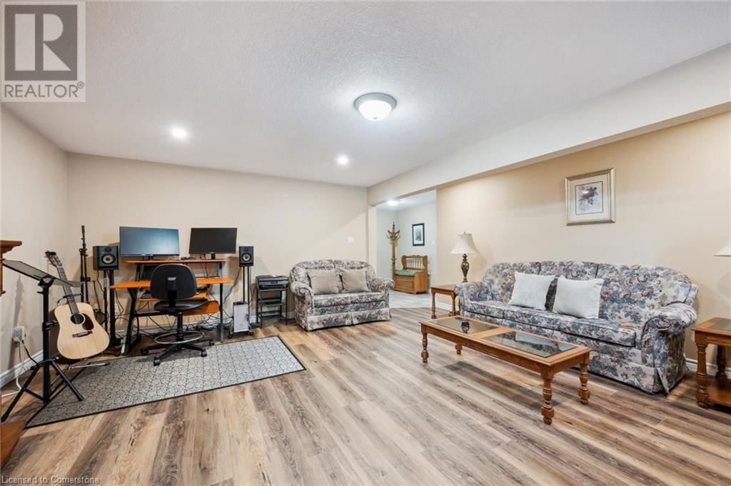 916 KEEWATIN PLACE Image 25