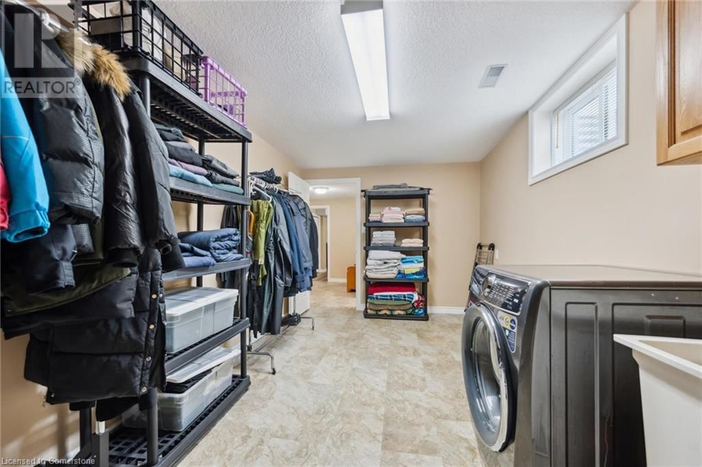 916 KEEWATIN PLACE Image 28