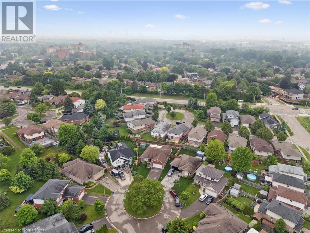 916 KEEWATIN PLACE Image 36