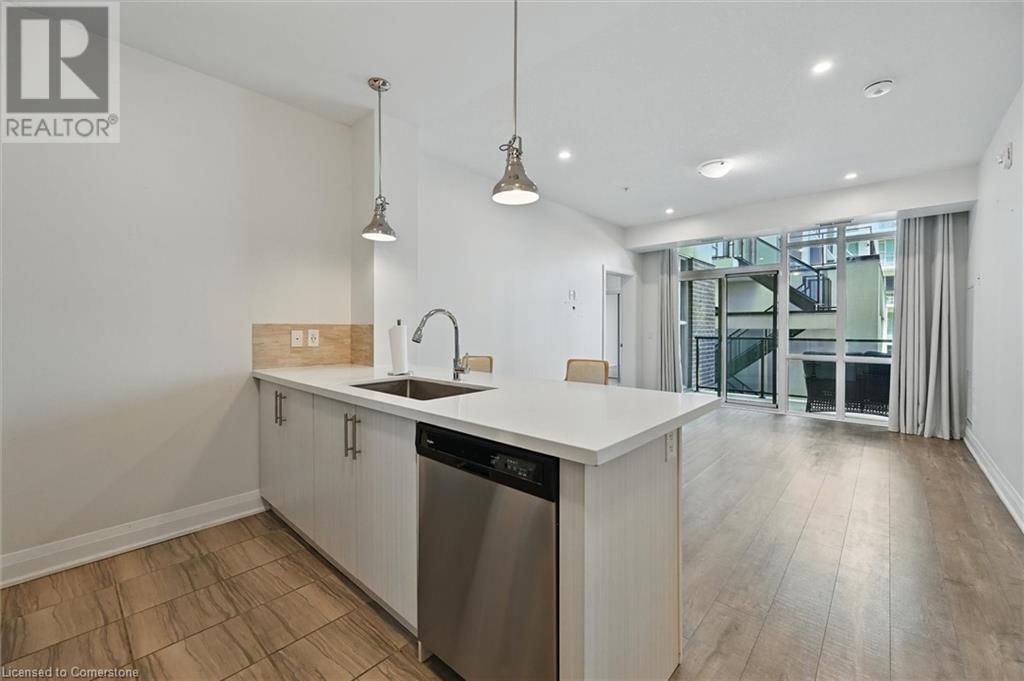 201 - 16 CONCORD PLACE Image 3