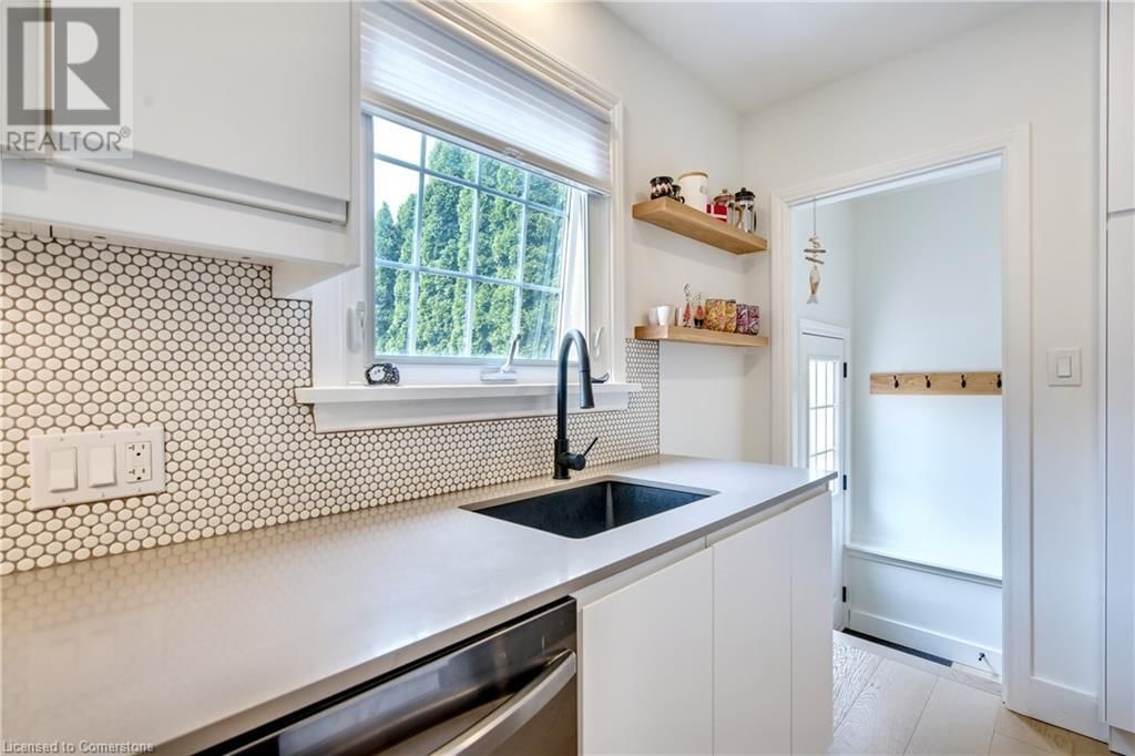 38 ALBANY DRIVE Image 11
