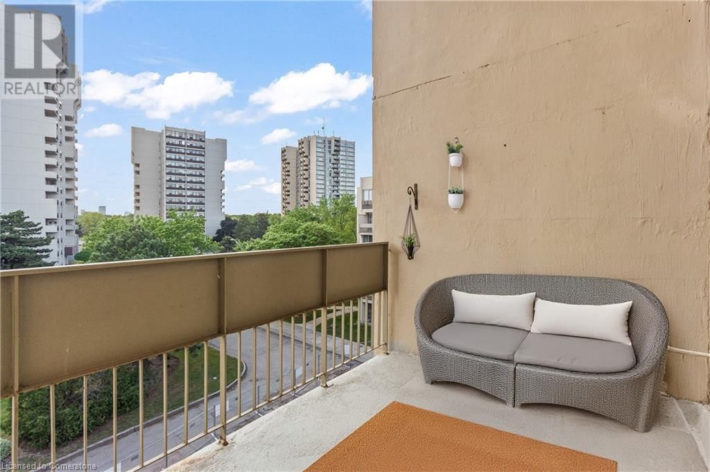 523 - 1300 MARLBOROUGH COURT Image 18