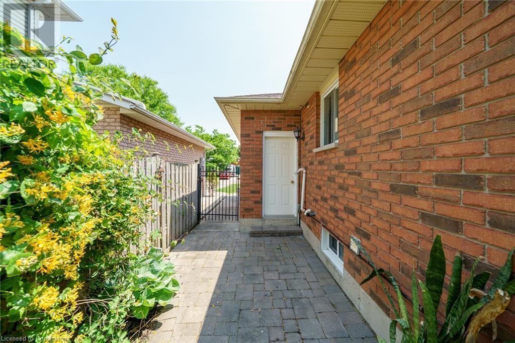 212 ALDERLEA AVENUE Image 33