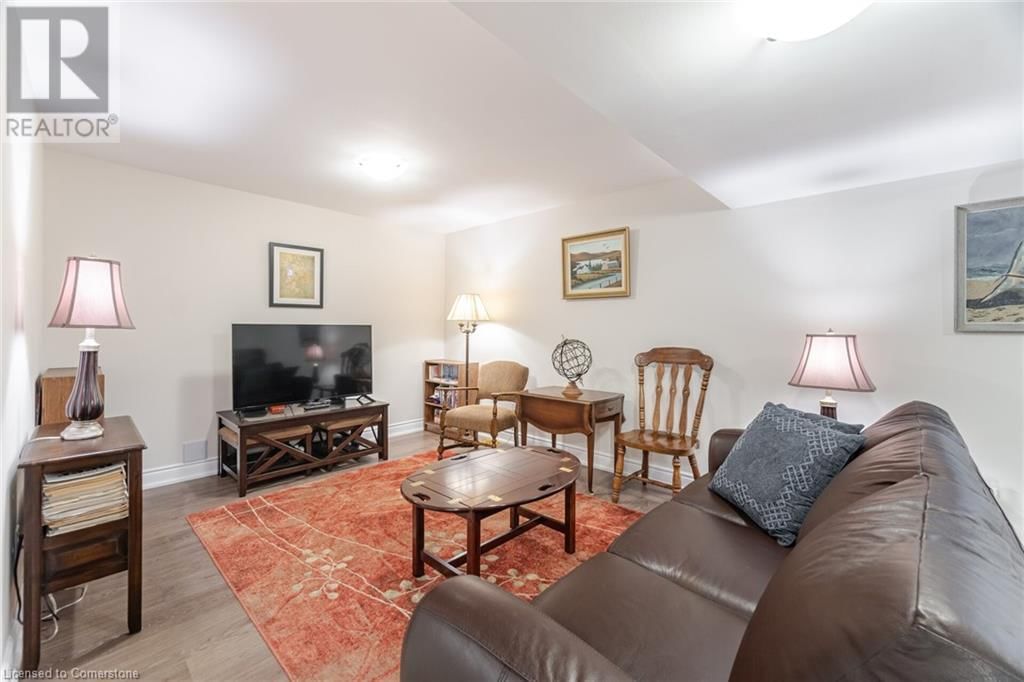 47 WINDSOR CIRCLE Image 36
