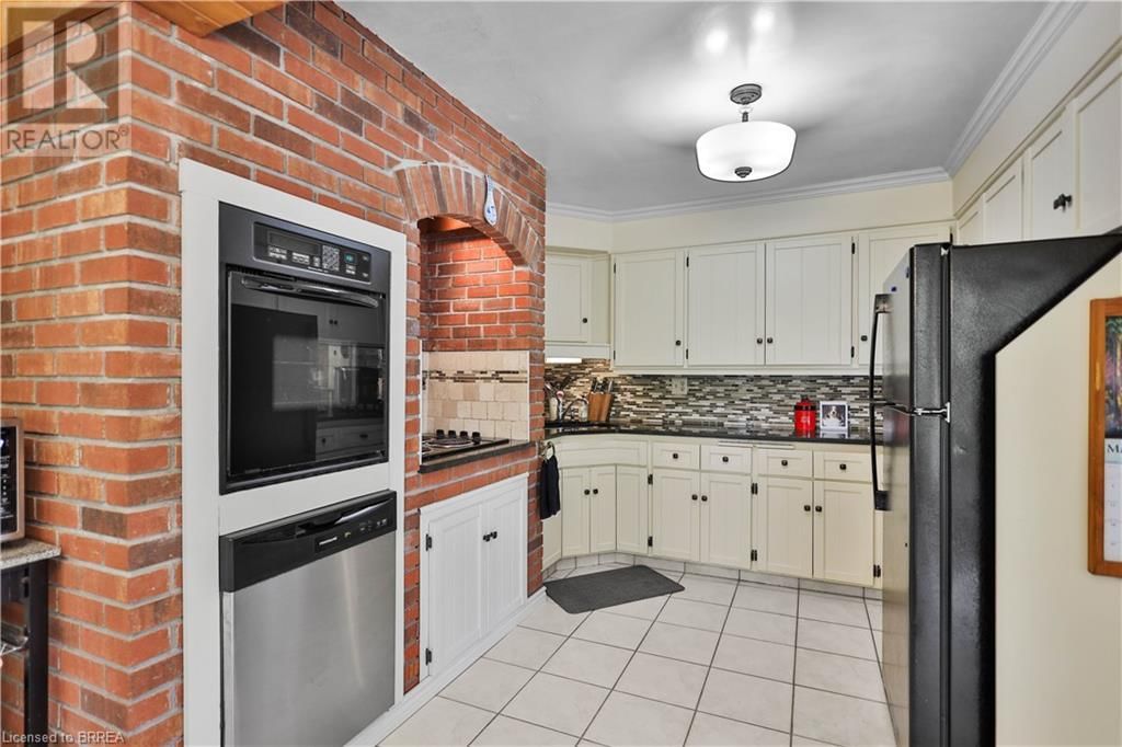 110 ALBION COURT Image 6