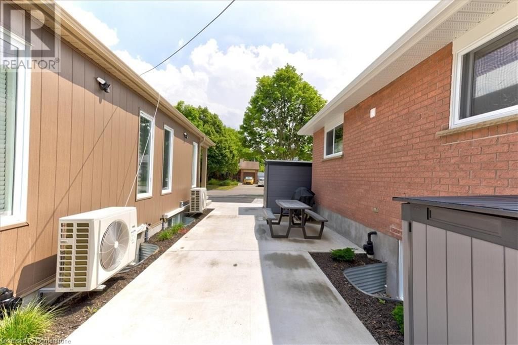 2 PIPERS GREEN COURT Image 16