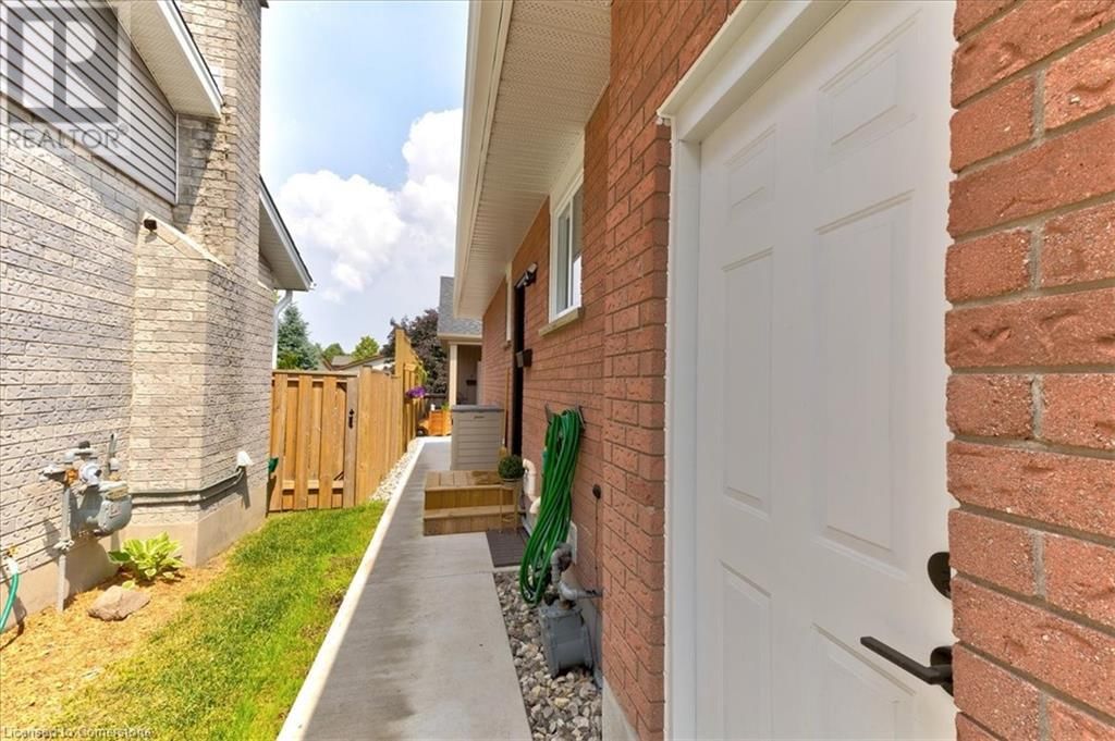 2 PIPERS GREEN COURT Image 9