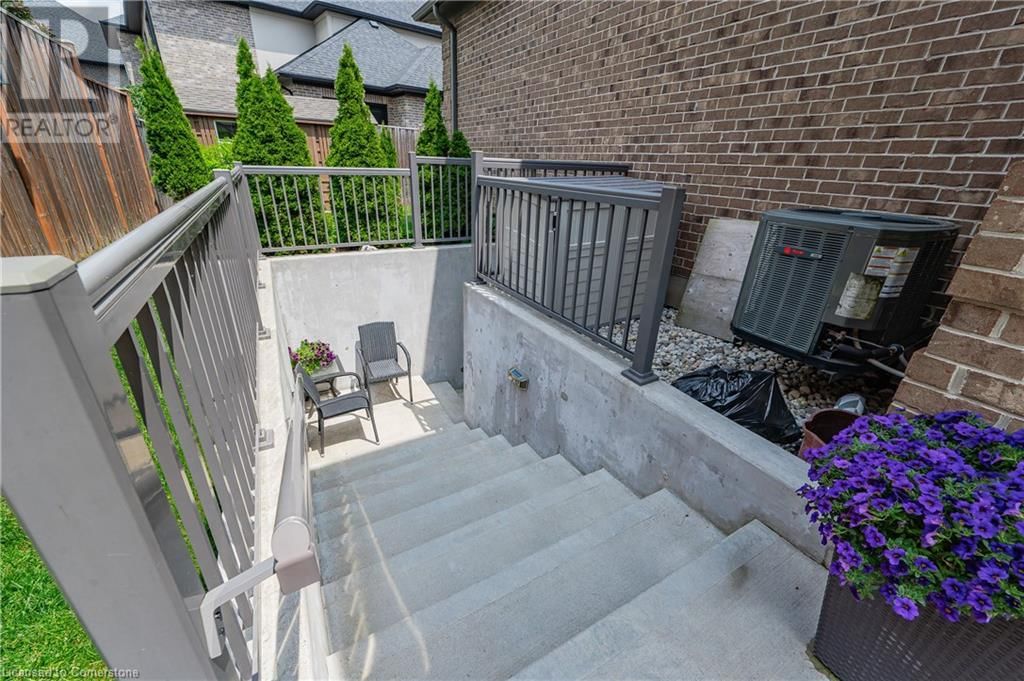546 MANOR RIDGE CRESCENT Image 36