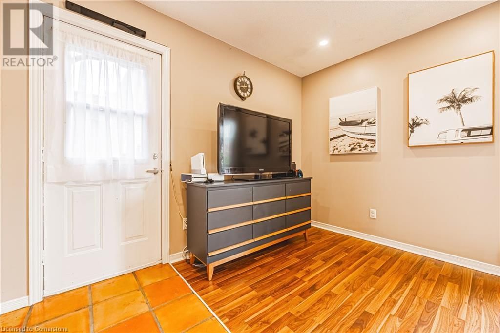 77 DYER COURT Image 10