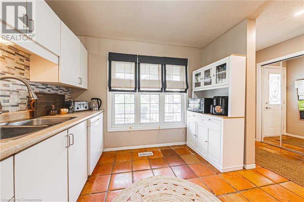 77 DYER COURT Image 15