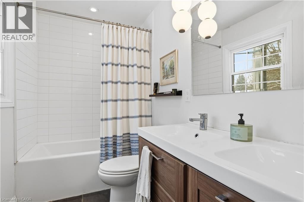 115 ROSLIN AVENUE SOUTH Image 19