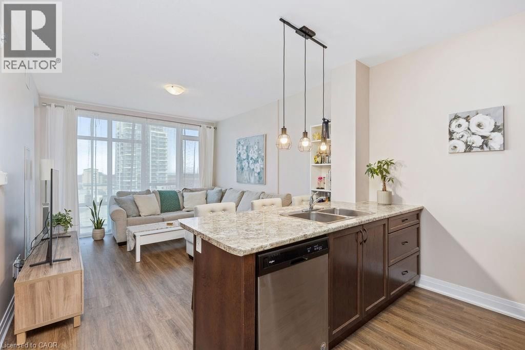 705 - 16 CONCORD PLACE Image 2