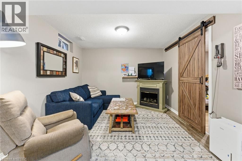 15 ANASTASIA CRESCENT Image 22