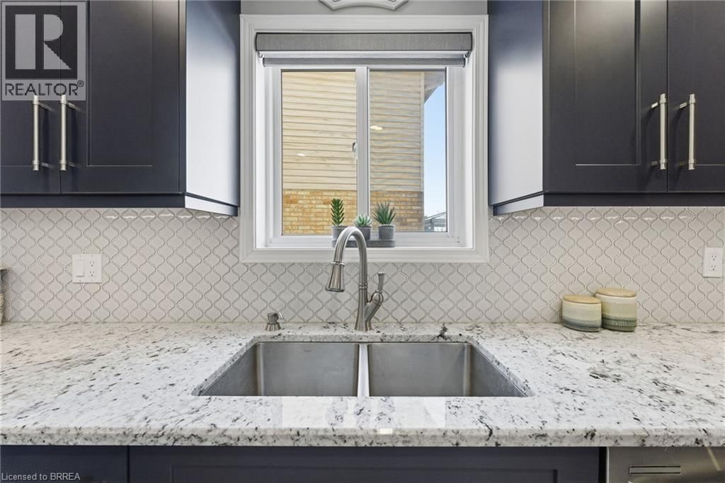 15 ANASTASIA CRESCENT Image 9