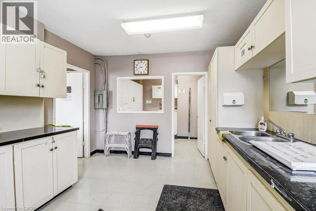 205 - 2055 UPPER MIDDLE ROAD Image 42