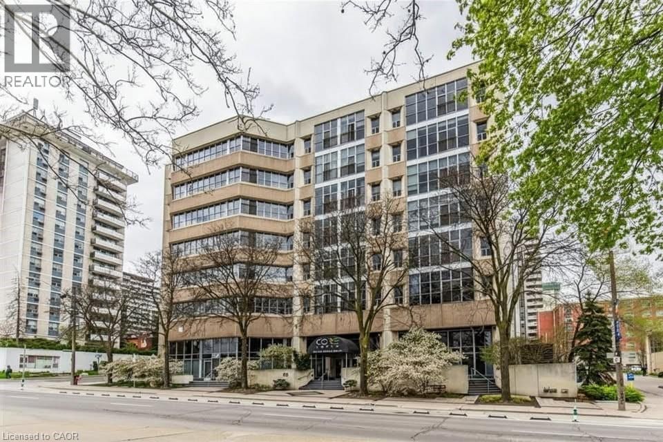 106 - 66 BAY STREET Image 1