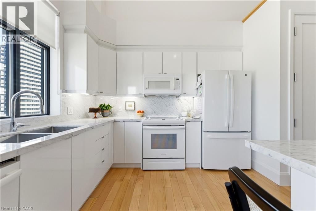 PH4 - 112 KING STREET EAST Image 15