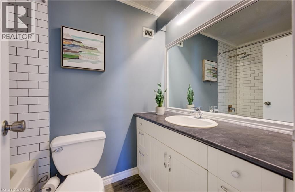 22 - 121 UNIVERSITY AVENUE EAST Image 17