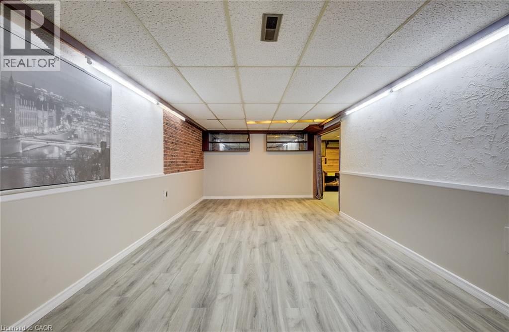 22 - 121 UNIVERSITY AVENUE EAST Image 21