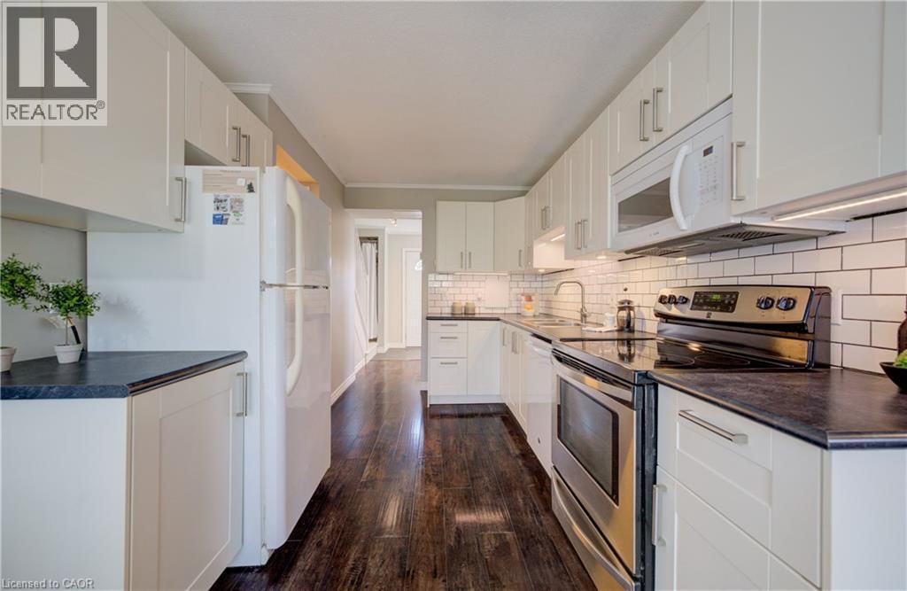 22 - 121 UNIVERSITY AVENUE EAST Image 3