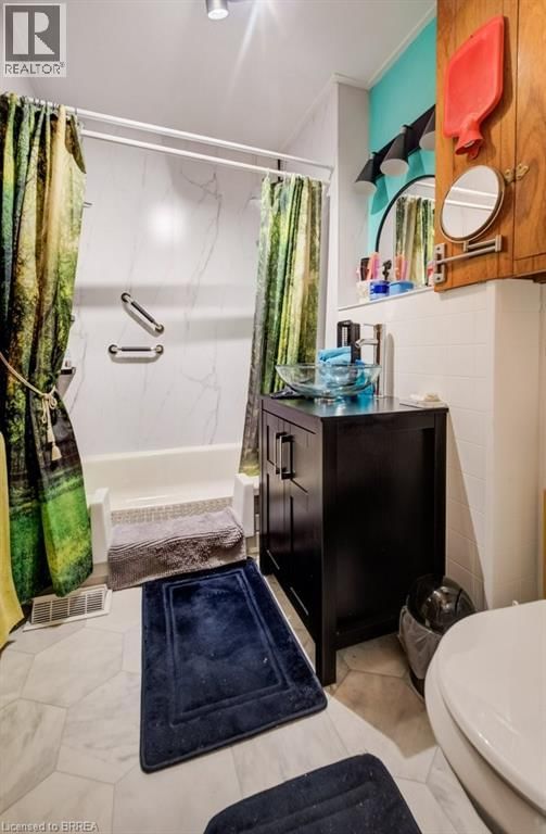 38 SANDERSON STREET Image 23