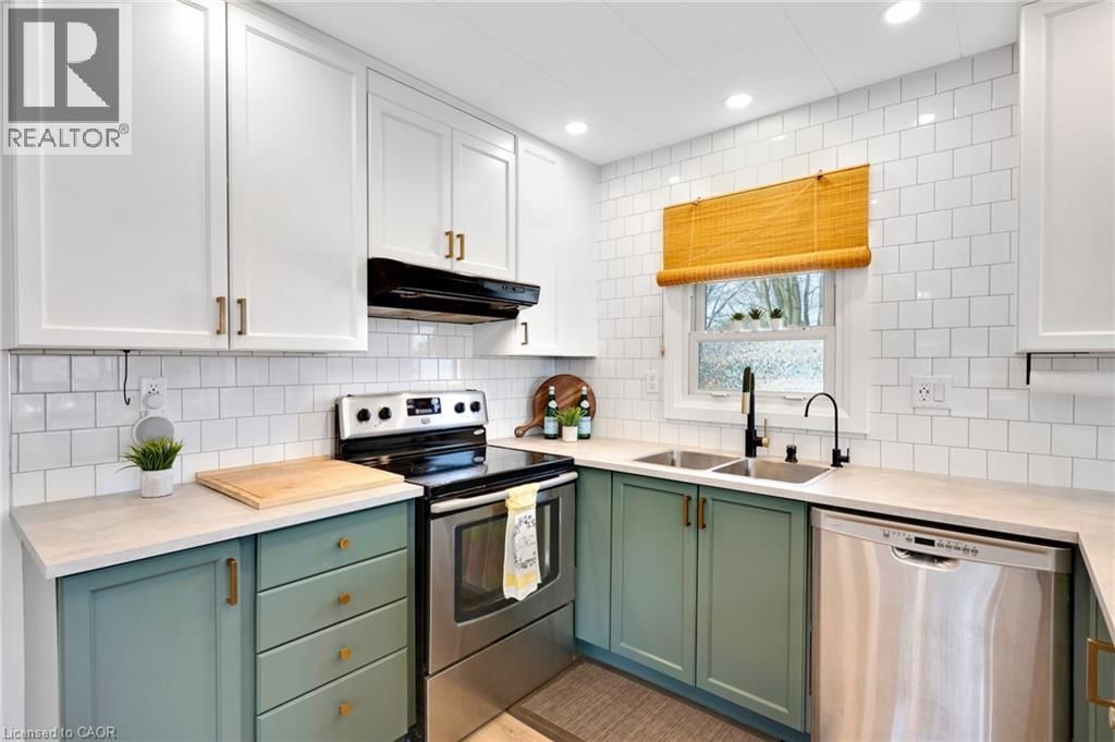 28 MACPHERSON CRESCENT Image 12