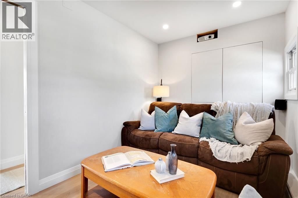 28 MACPHERSON CRESCENT Image 20