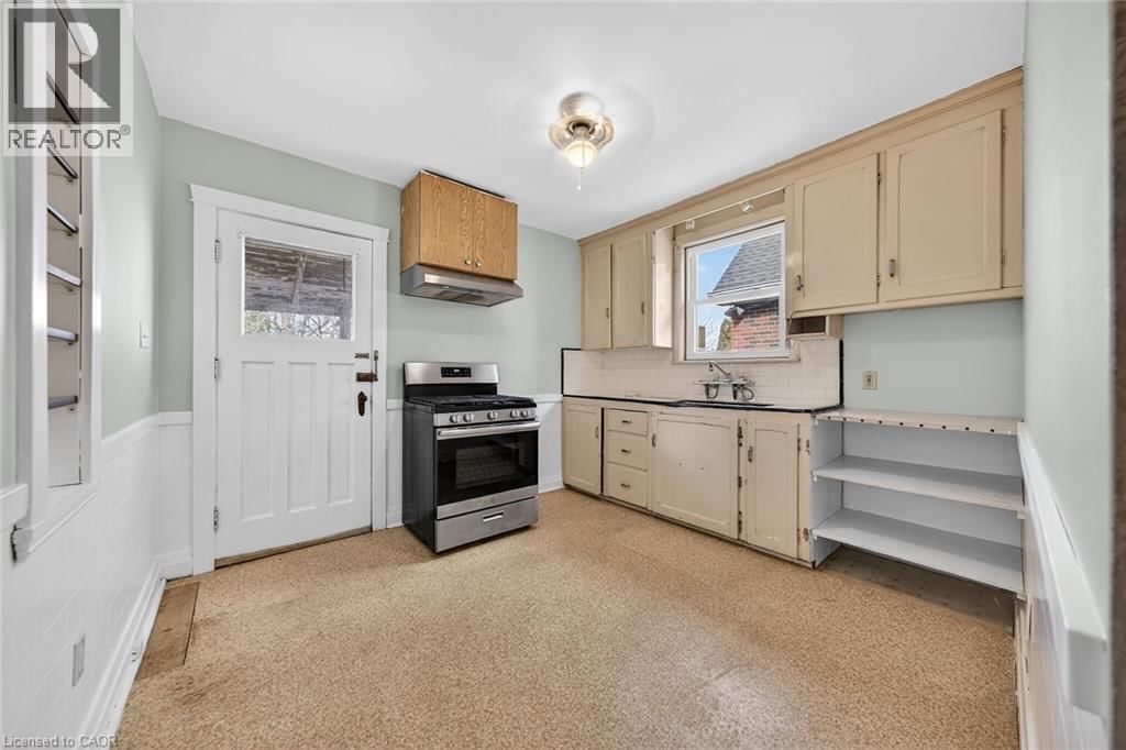 210 HUXLEY AVENUE SOUTH Image 17