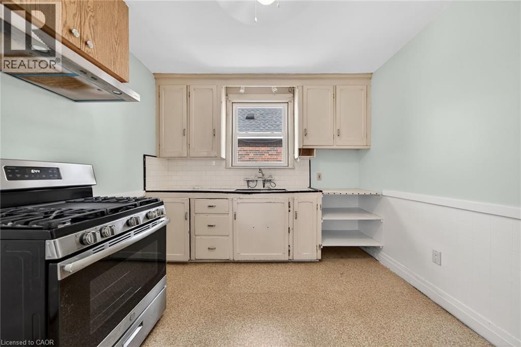 210 HUXLEY AVENUE SOUTH Image 18