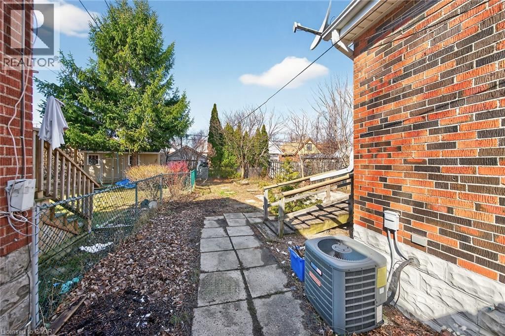 210 HUXLEY AVENUE SOUTH Image 29