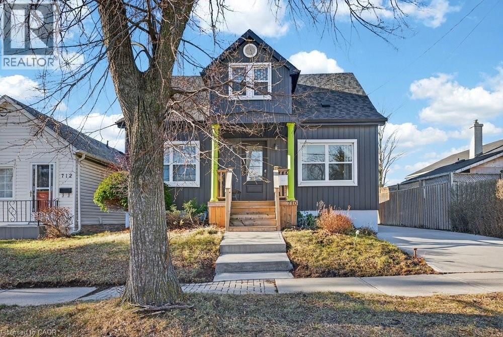 710 RENNIE STREET Image 10