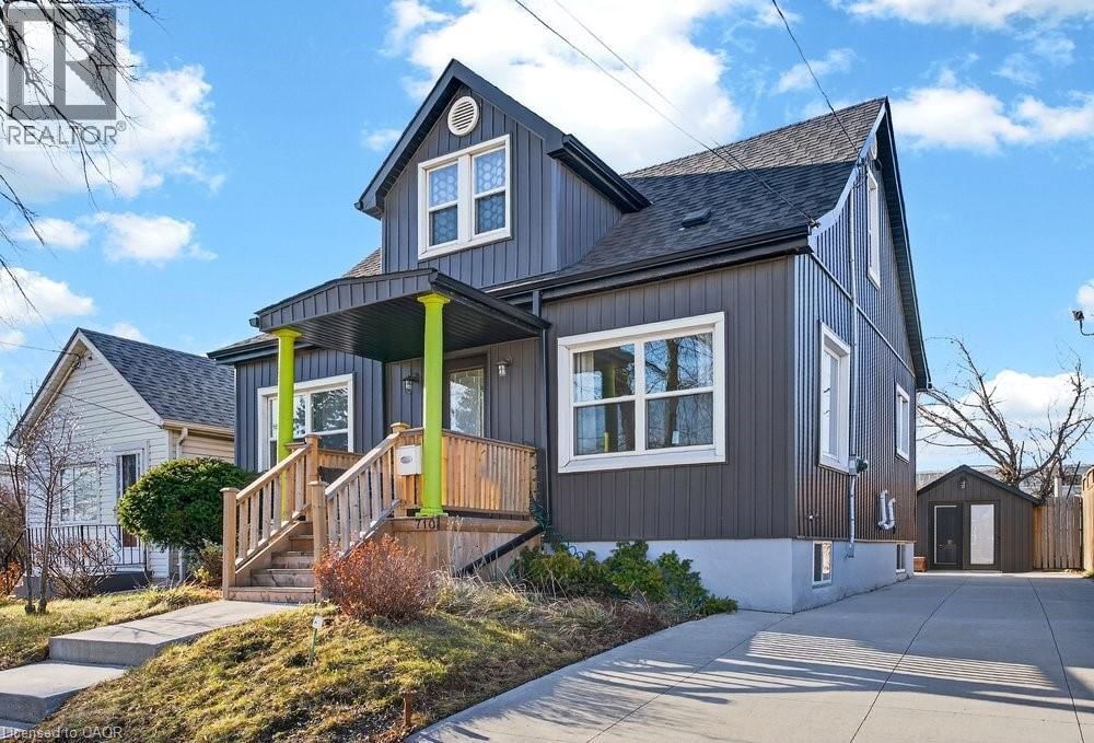 710 RENNIE STREET Image 11