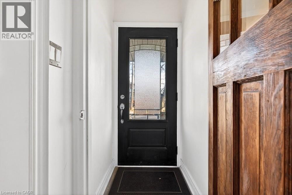 710 RENNIE STREET Image 12