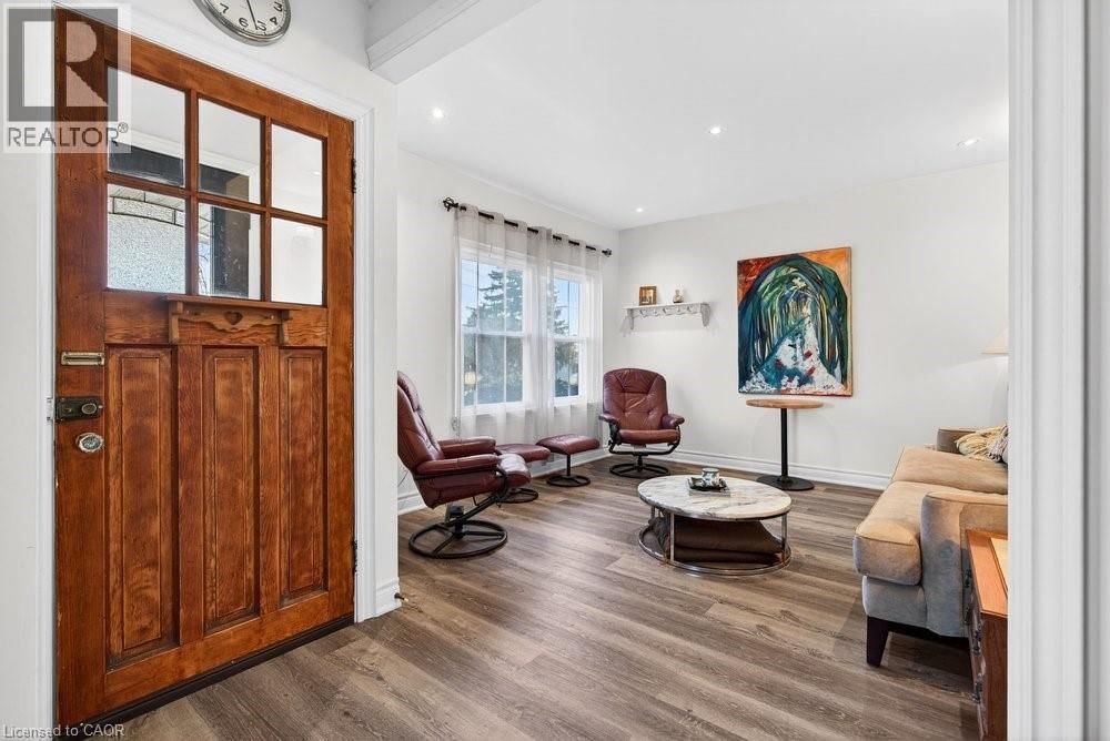 710 RENNIE STREET Image 13