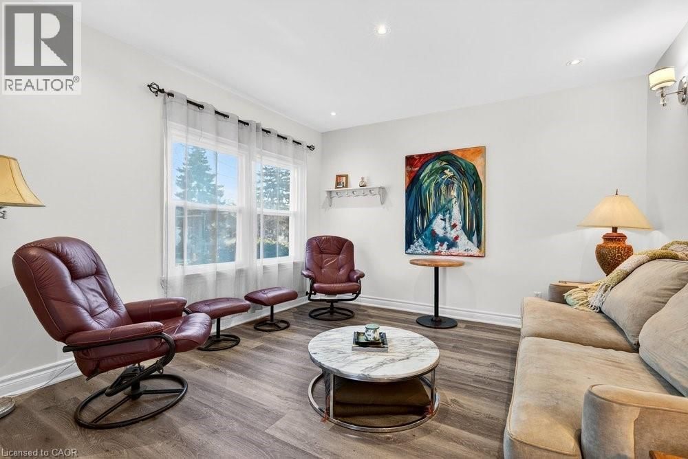 710 RENNIE STREET Image 15