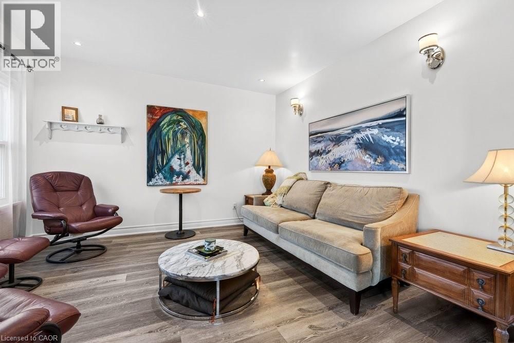 710 RENNIE STREET Image 16